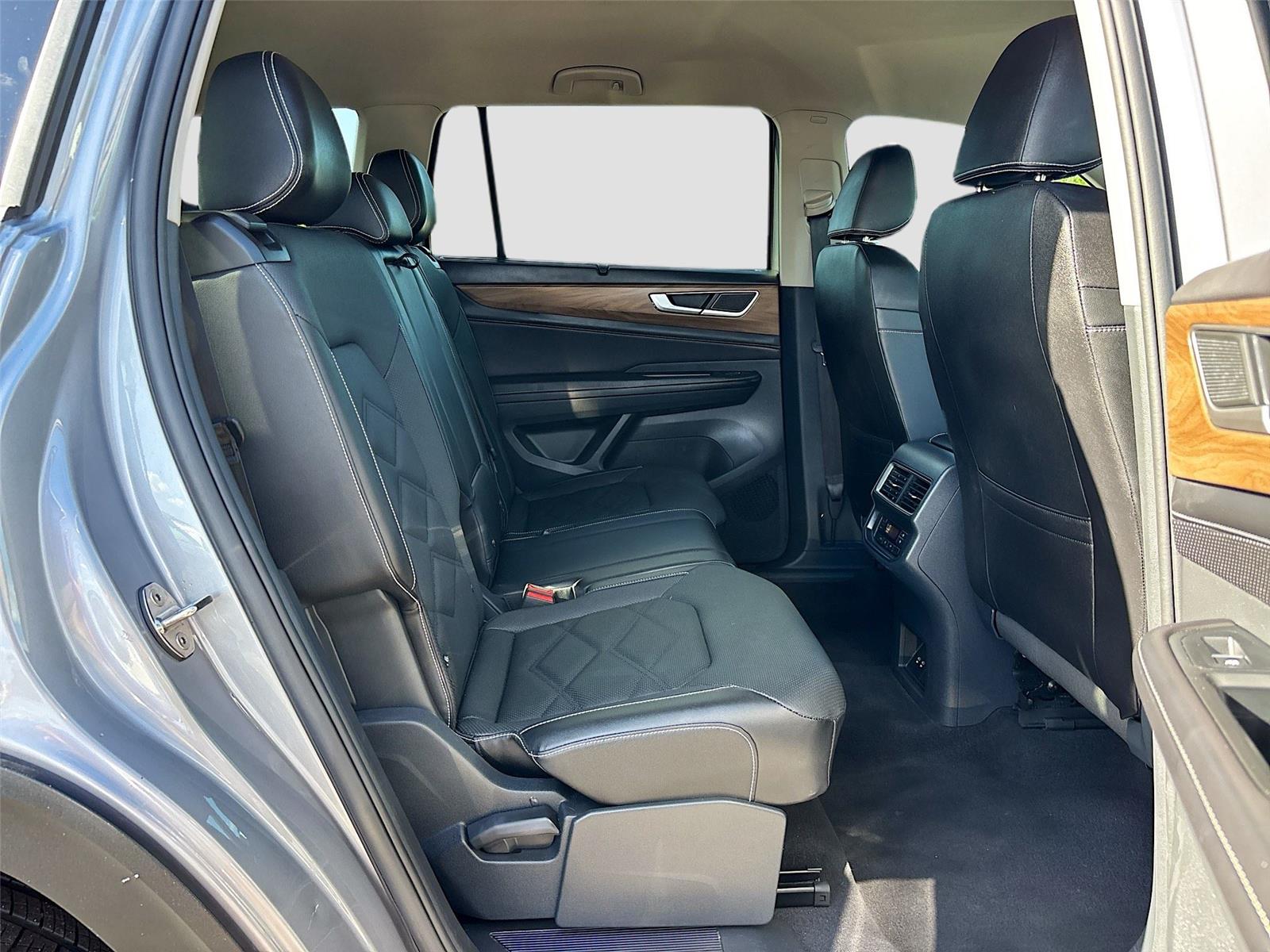 2025 Volkswagen Atlas 2.0T SE w/Technology