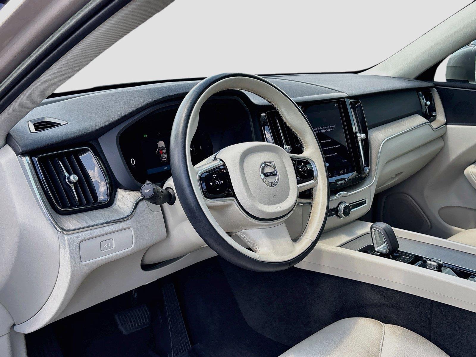 2023 Volvo XC60 Plus Bright Theme