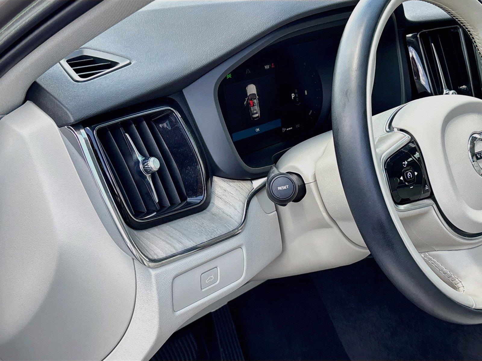 2023 Volvo XC60 Plus Bright Theme
