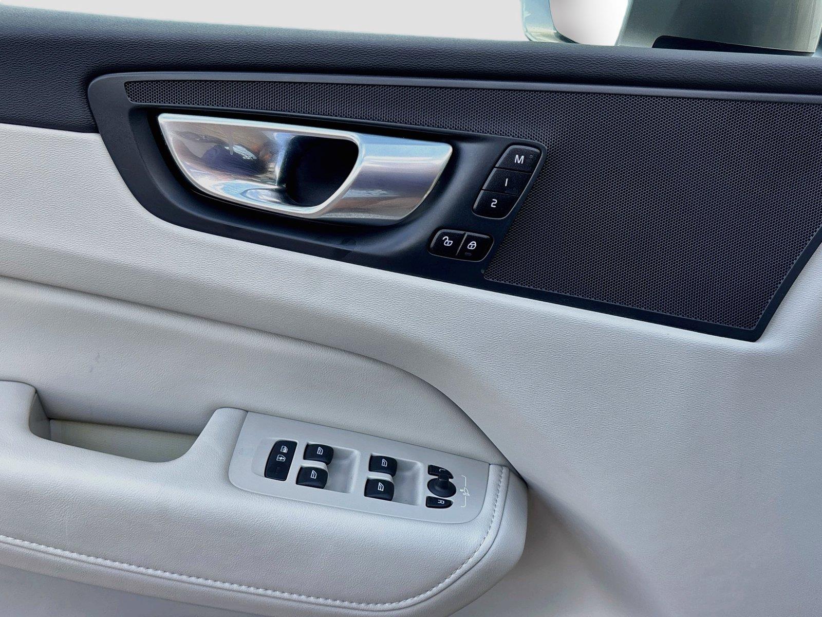 2023 Volvo XC60 Plus Bright Theme