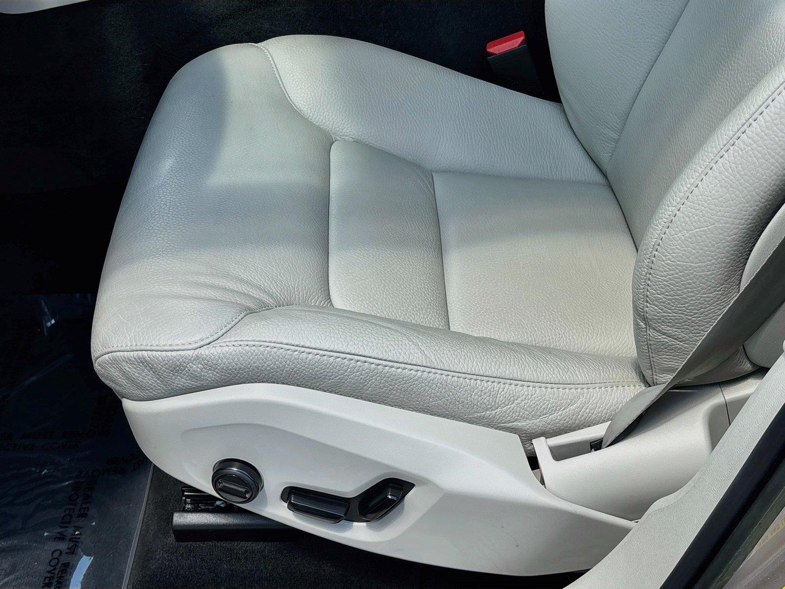 2023 Volvo XC60 Plus Bright Theme