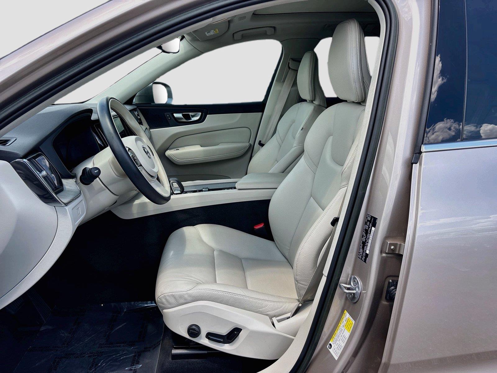 2023 Volvo XC60 Plus Bright Theme