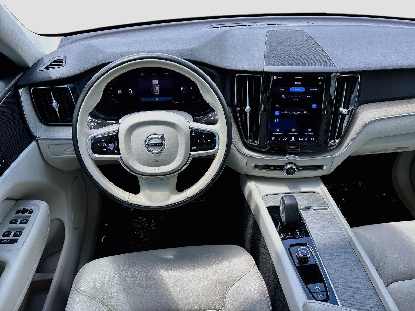 2023 Volvo XC60 Plus Bright Theme