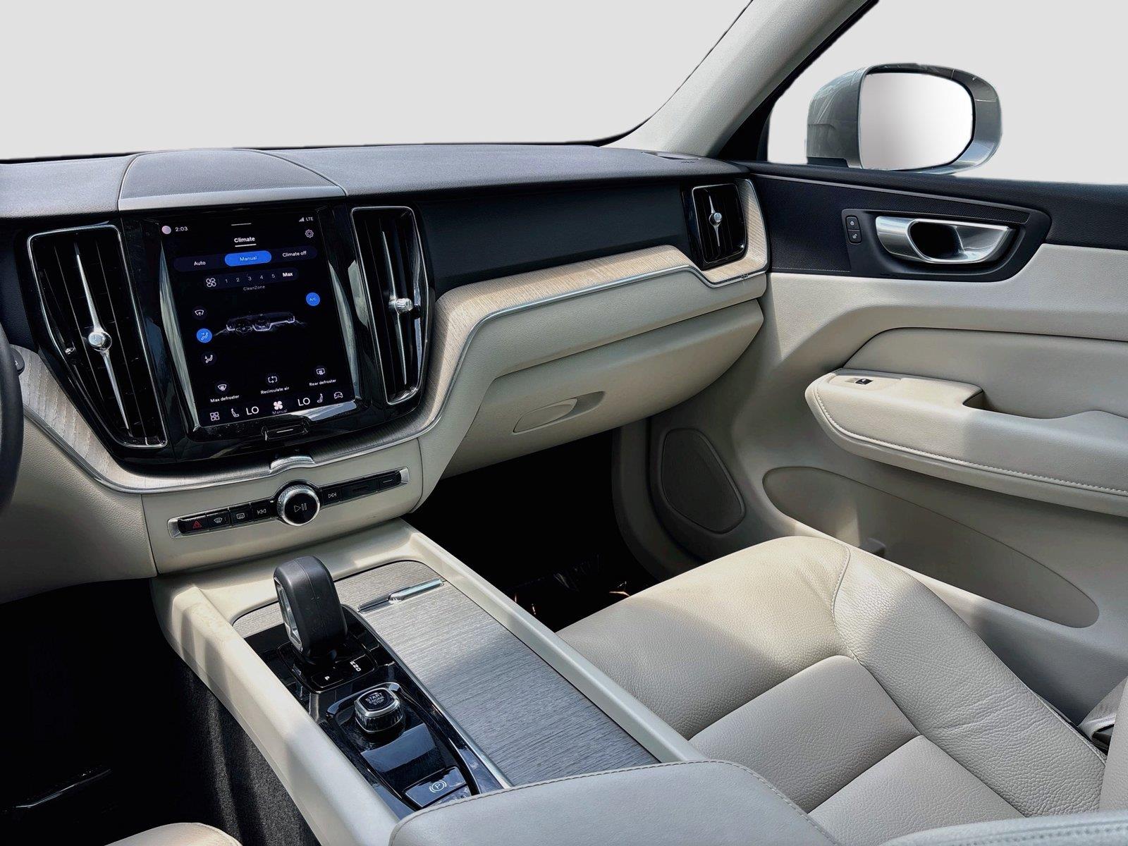 2023 Volvo XC60 Plus Bright Theme