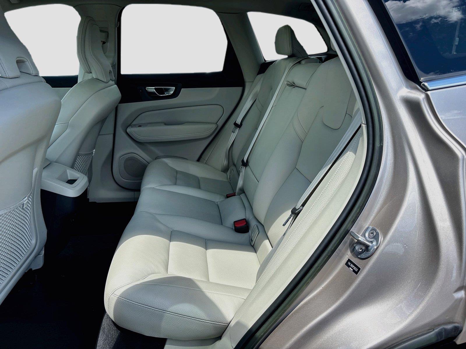 2023 Volvo XC60 Plus Bright Theme