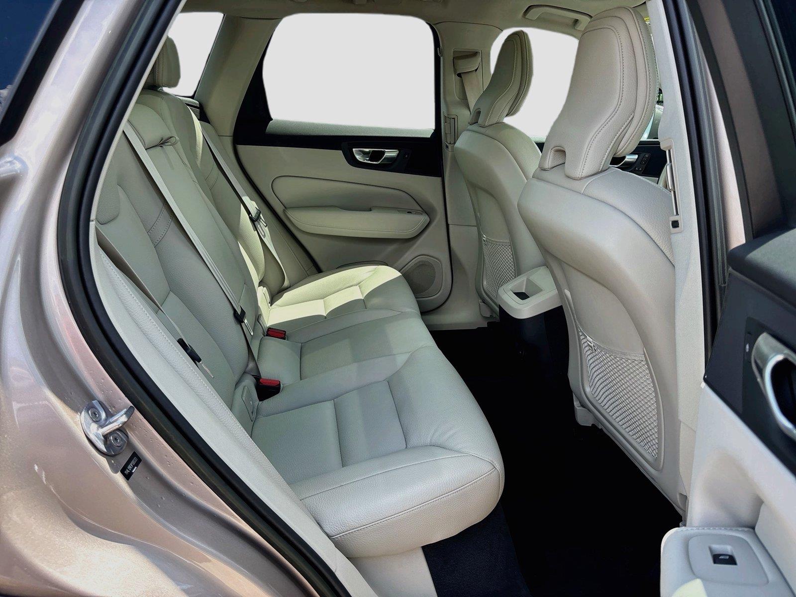 2023 Volvo XC60 Plus Bright Theme