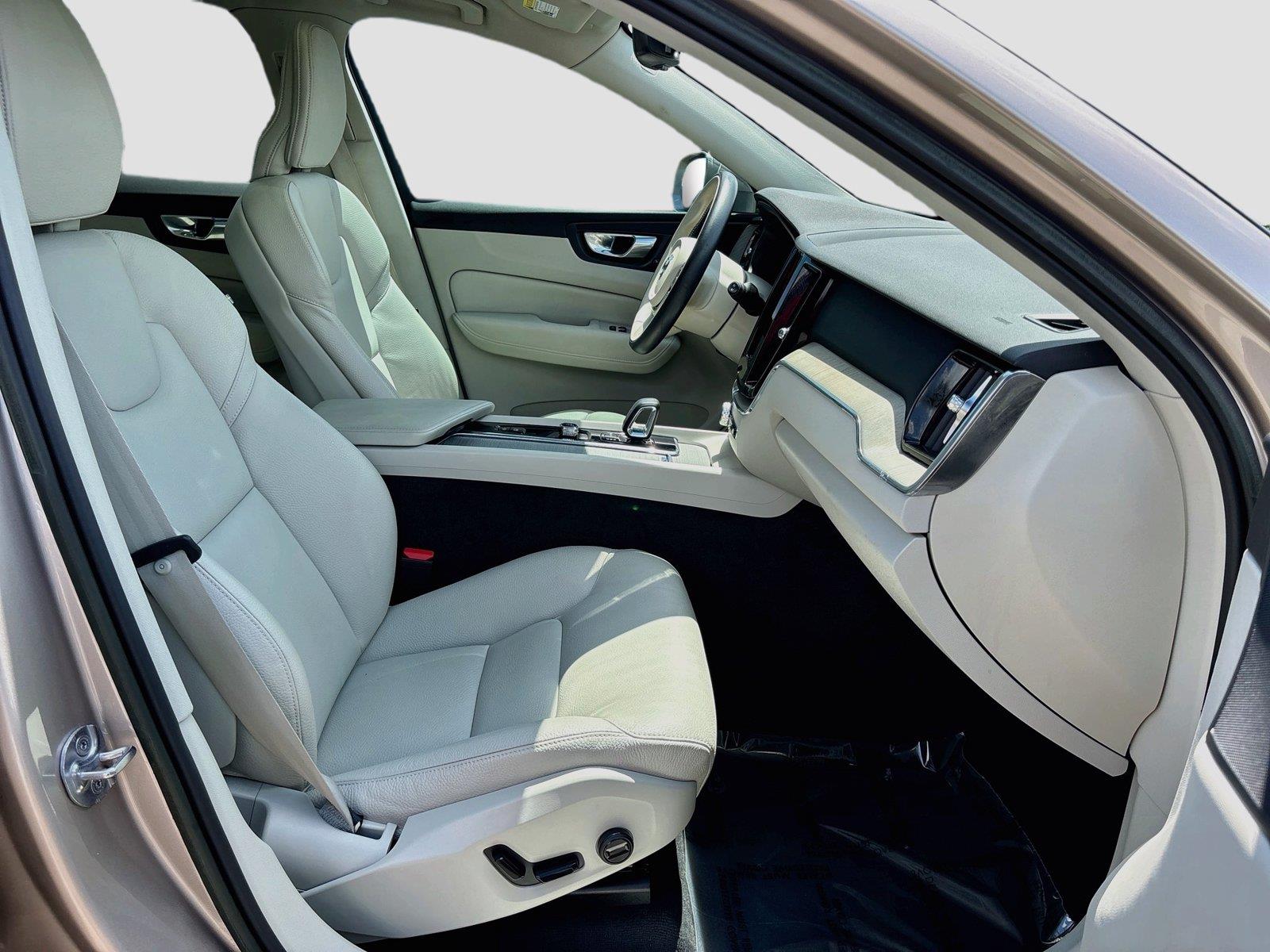 2023 Volvo XC60 Plus Bright Theme
