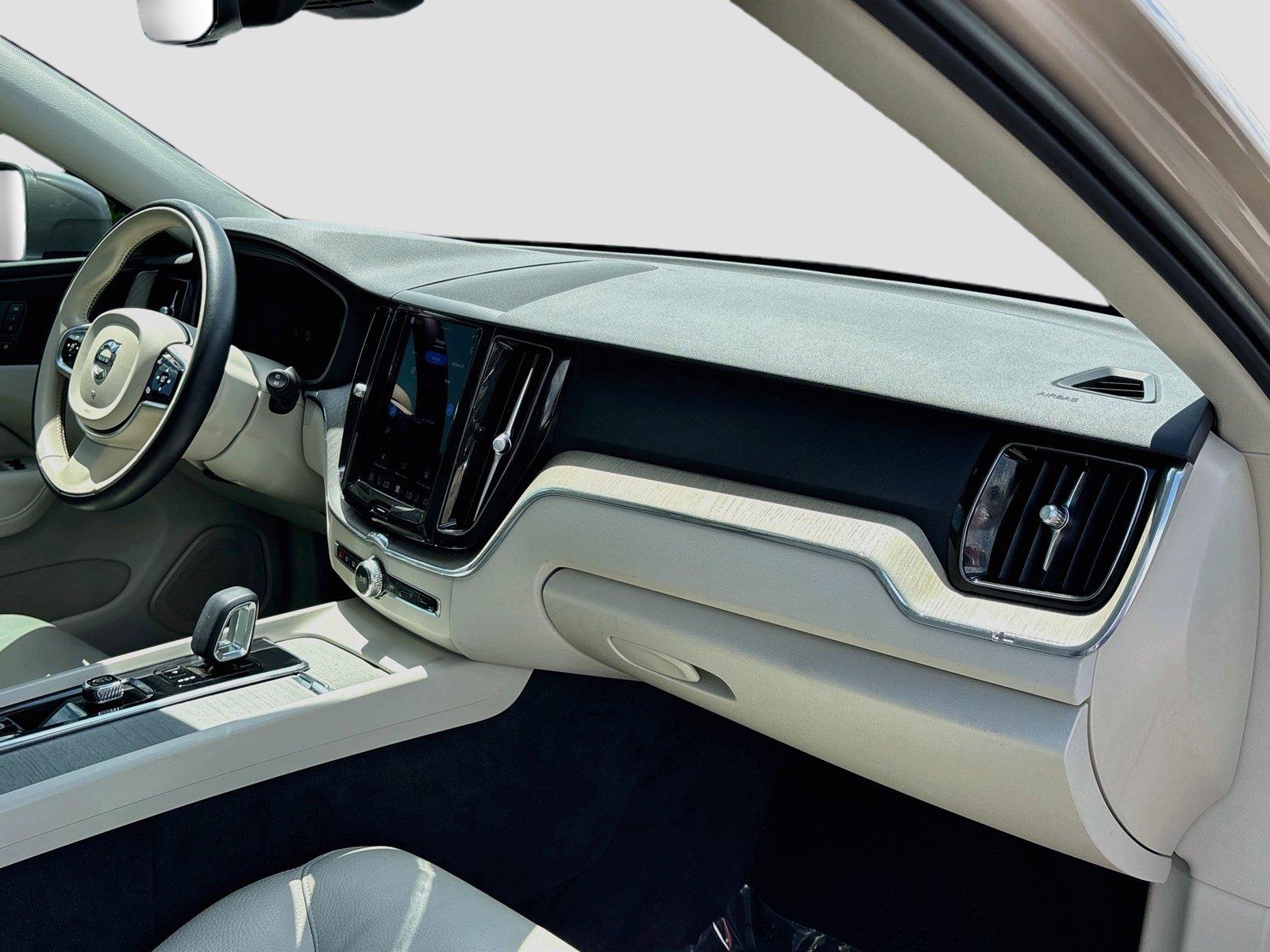 2023 Volvo XC60 Plus Bright Theme