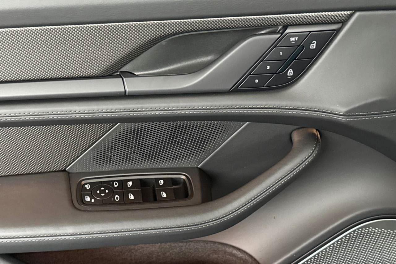 2025 Porsche Taycan GTS photo 4
