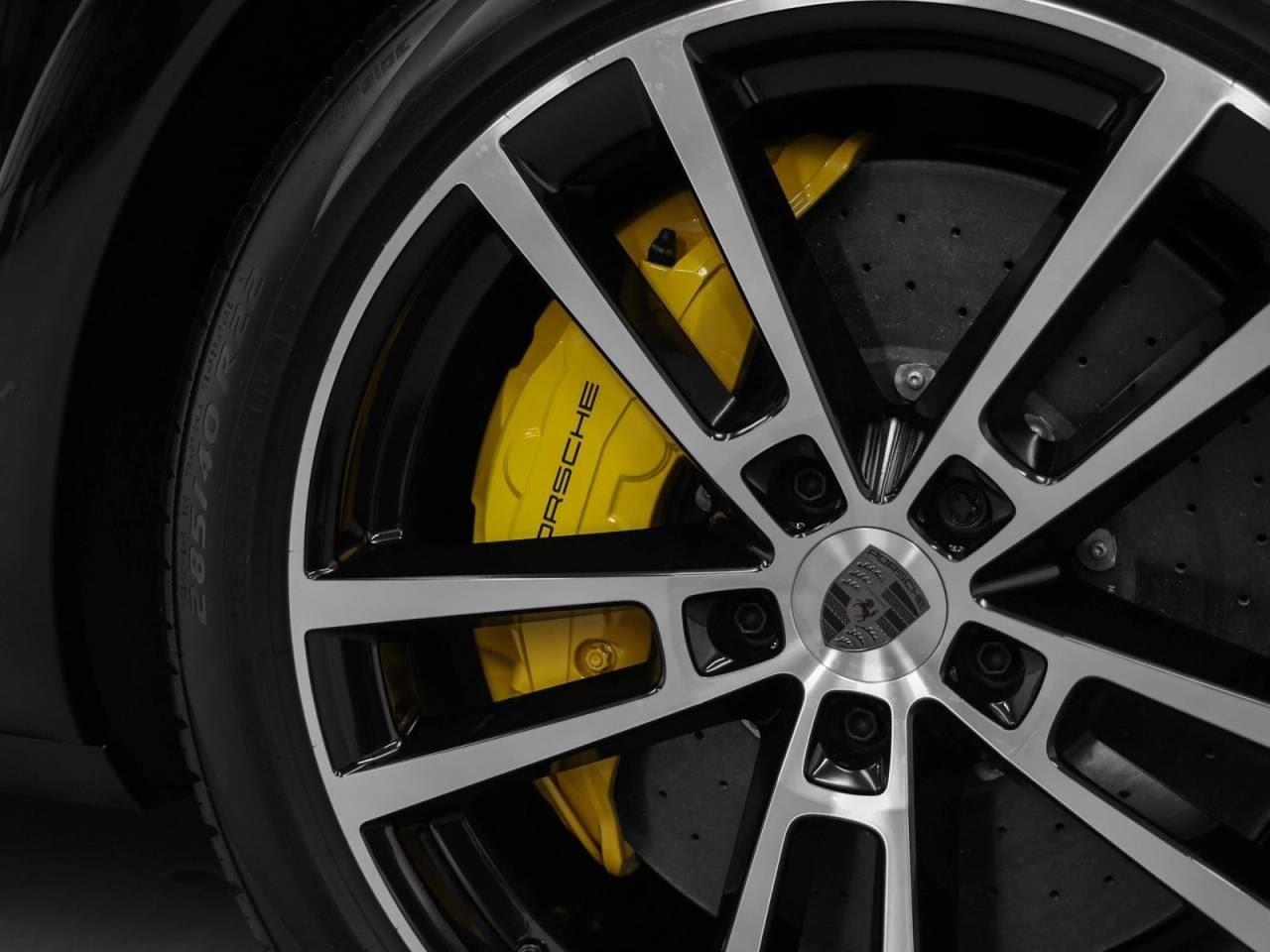 2025 Porsche Cayenne Turbo E-Hybrid photo 2