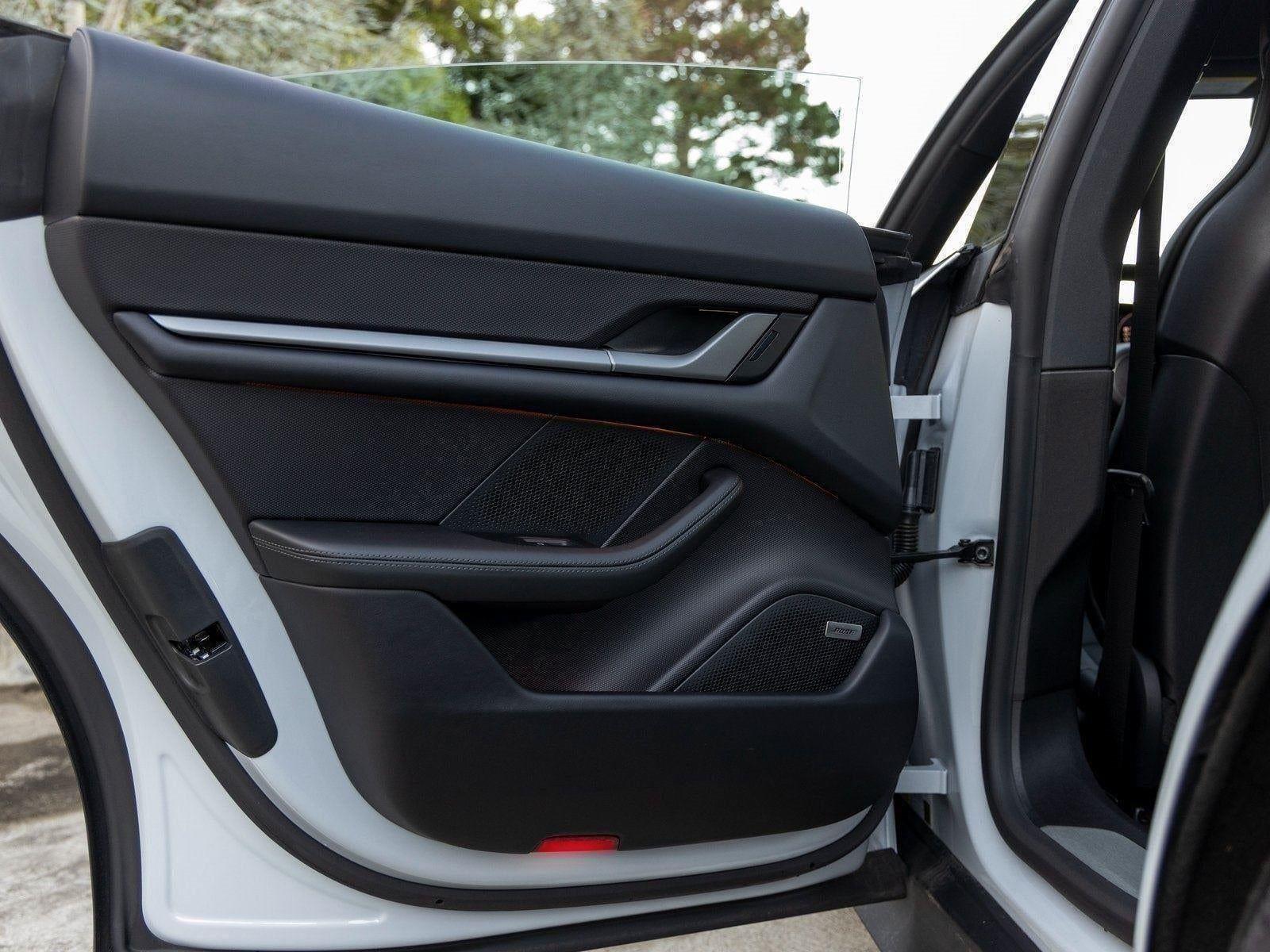 2025 Porsche Taycan photo 2