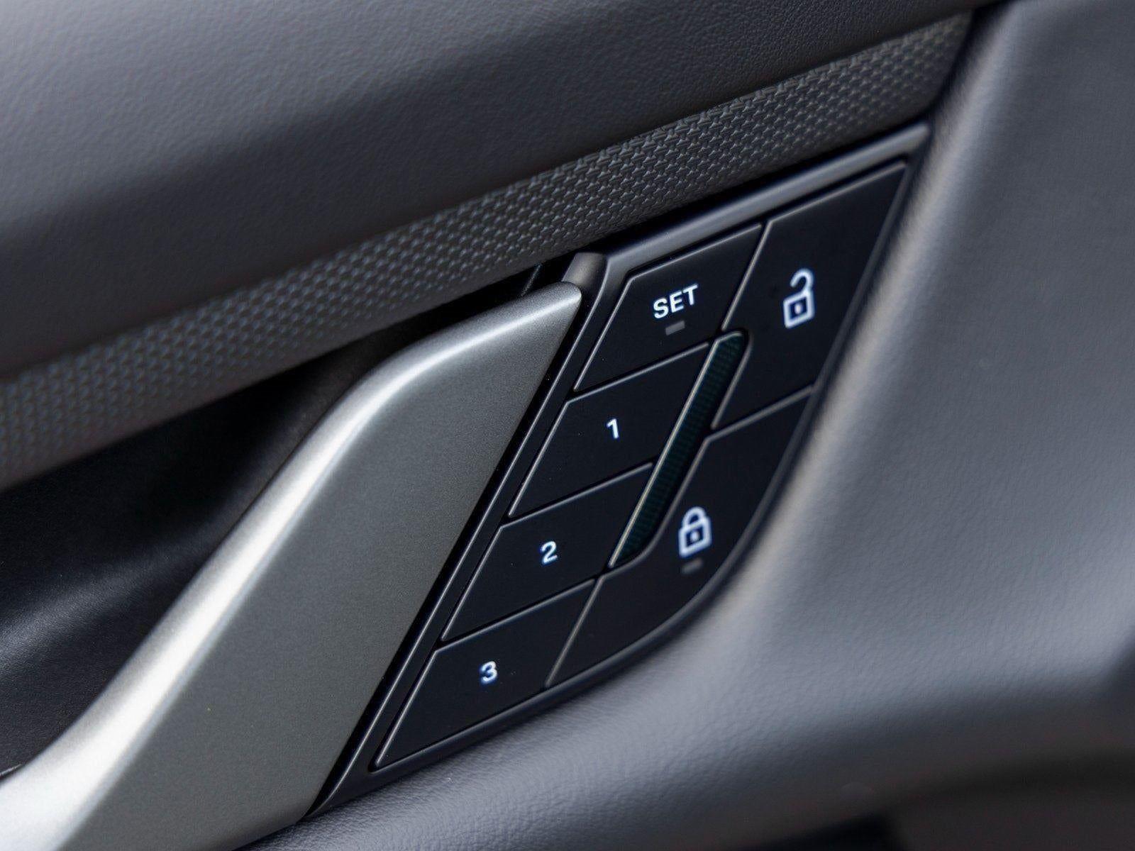 2025 Porsche Taycan photo 3