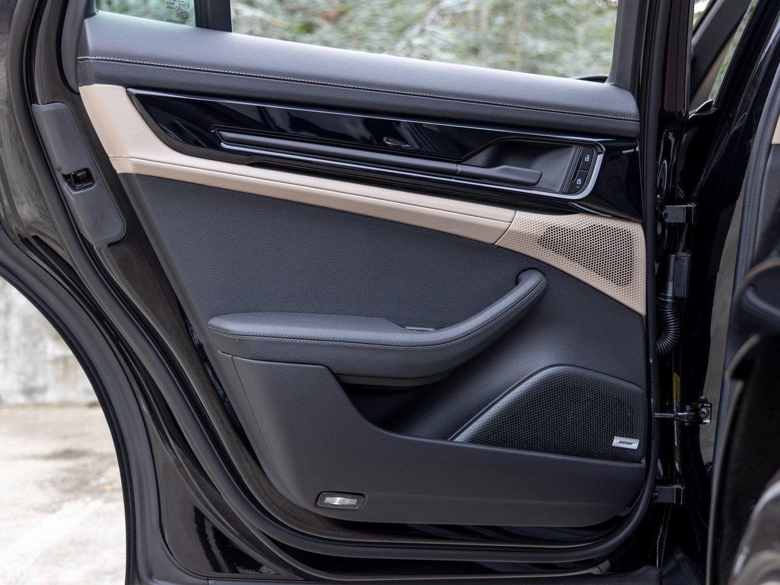 2025 Porsche Panamera 4 photo 2