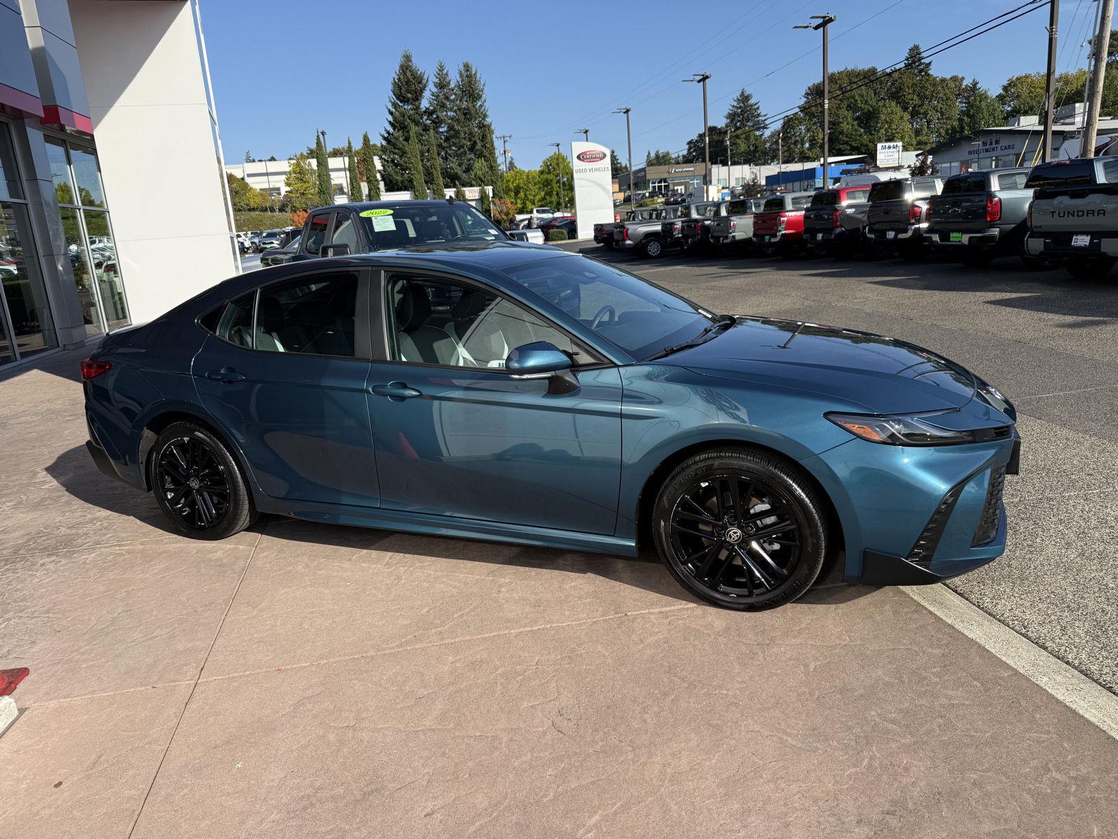 2025 Toyota Camry SE - Photo 9