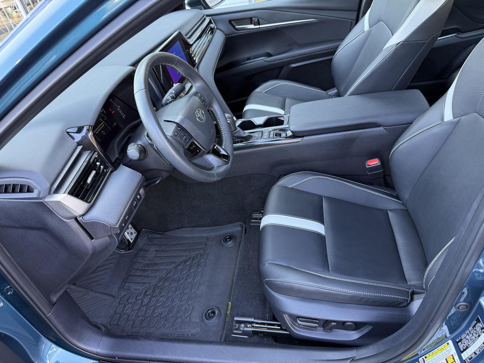 2025 Toyota Camry SE - Photo 14