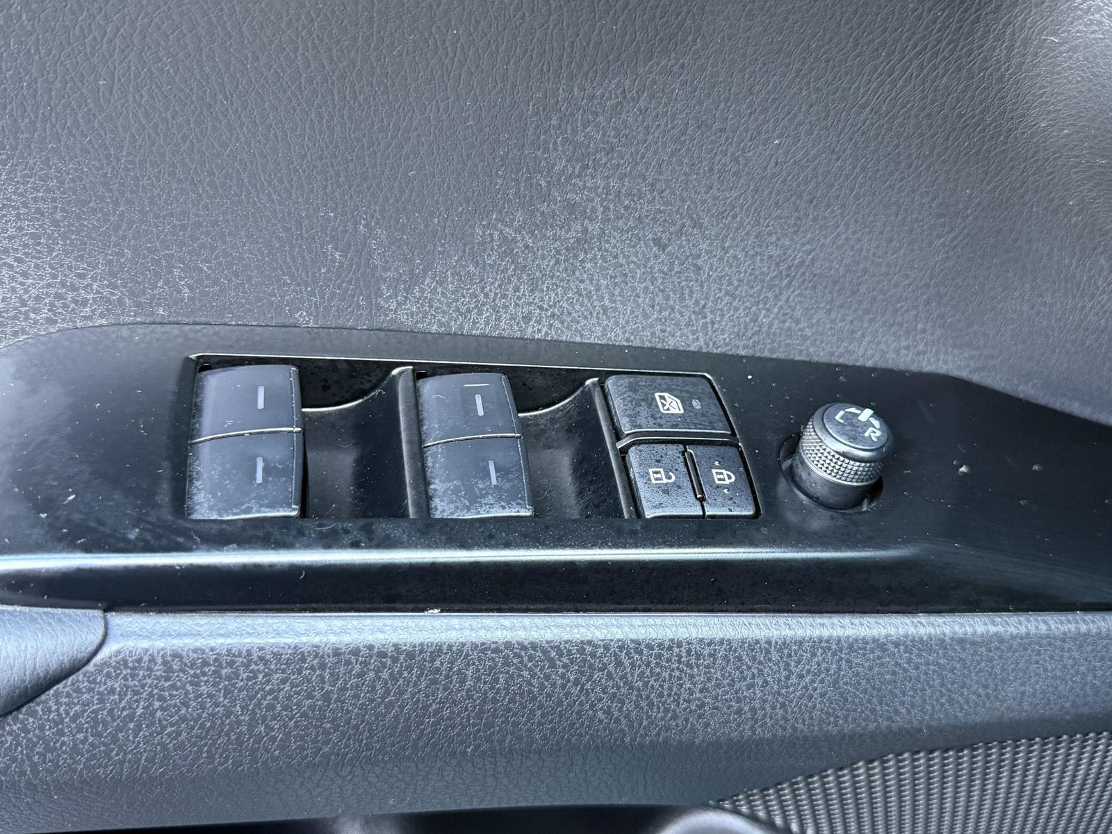 2025 Toyota Camry SE - Photo 23