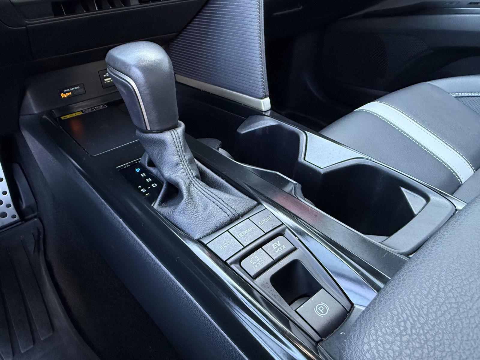 2025 Toyota Camry SE - Photo 28