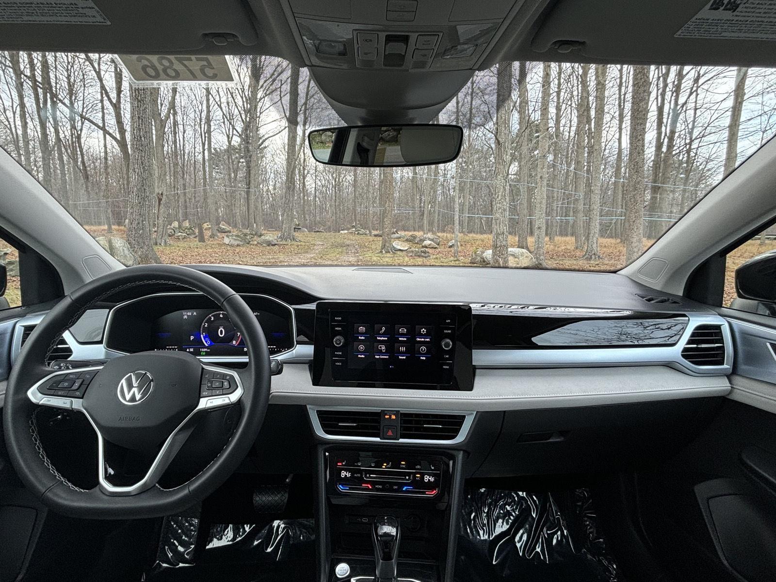 2025 Volkswagen Taos SE photo 4