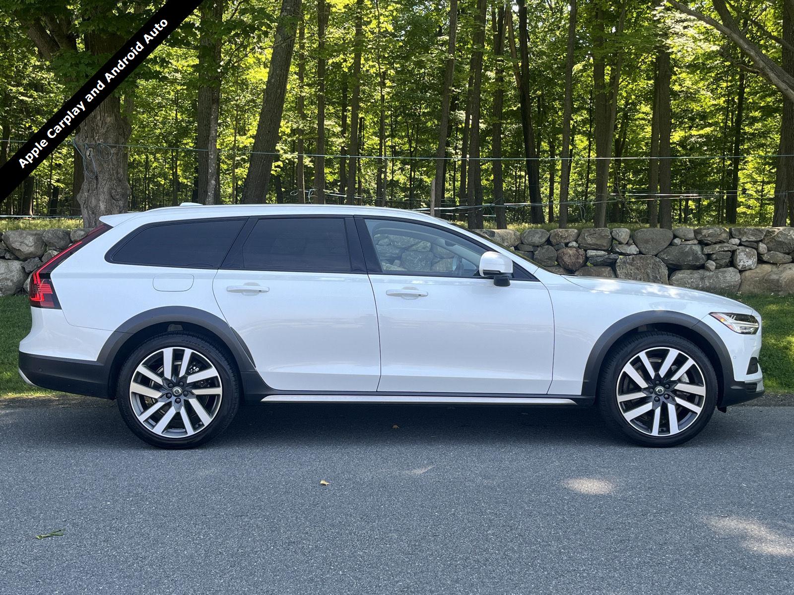 2023 Volvo V90 Cross Country B6 Plus AWD's photo
