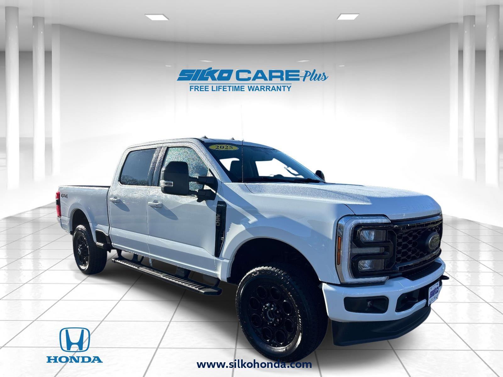 Oxford White 2025 Ford F-350 Super Duty Lariat Crew Cab 4WD Pickup Truck Four-Wheel Drive Automatic
