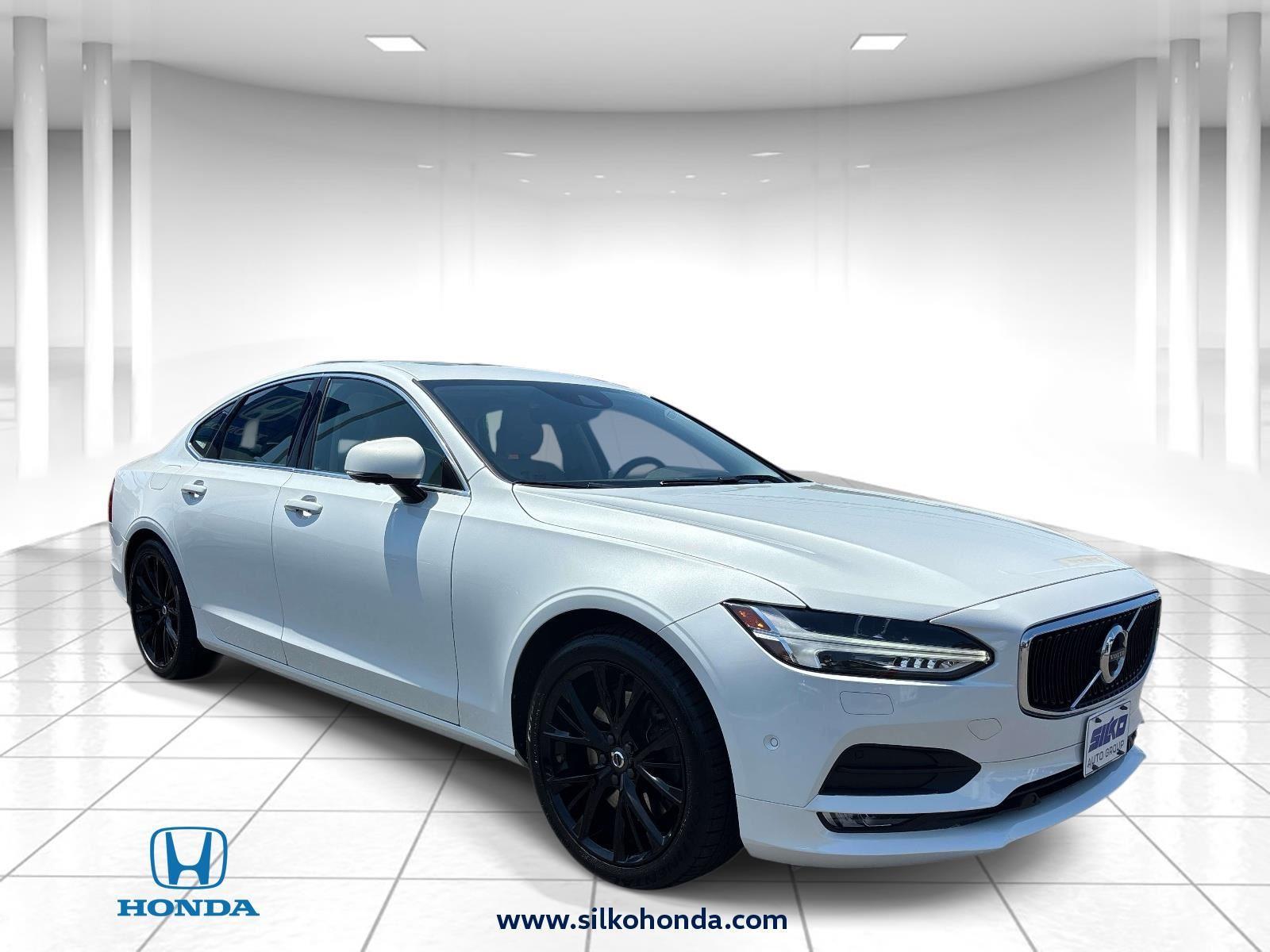 2017 Volvo S90 T6 Momentum AWD
