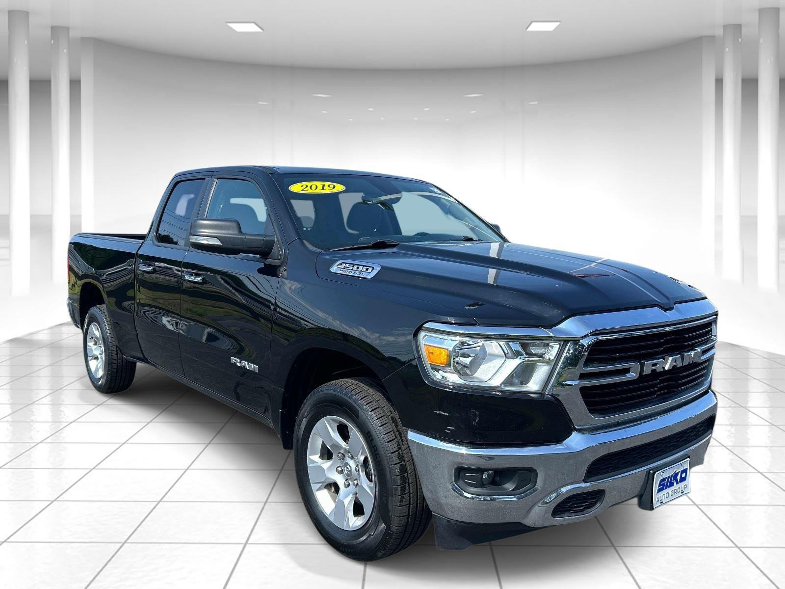 Diamond Black Crystal Pearlcoat 2019 RAM 1500 Pickup Truck Four-Wheel Drive 8-Speed Automatic