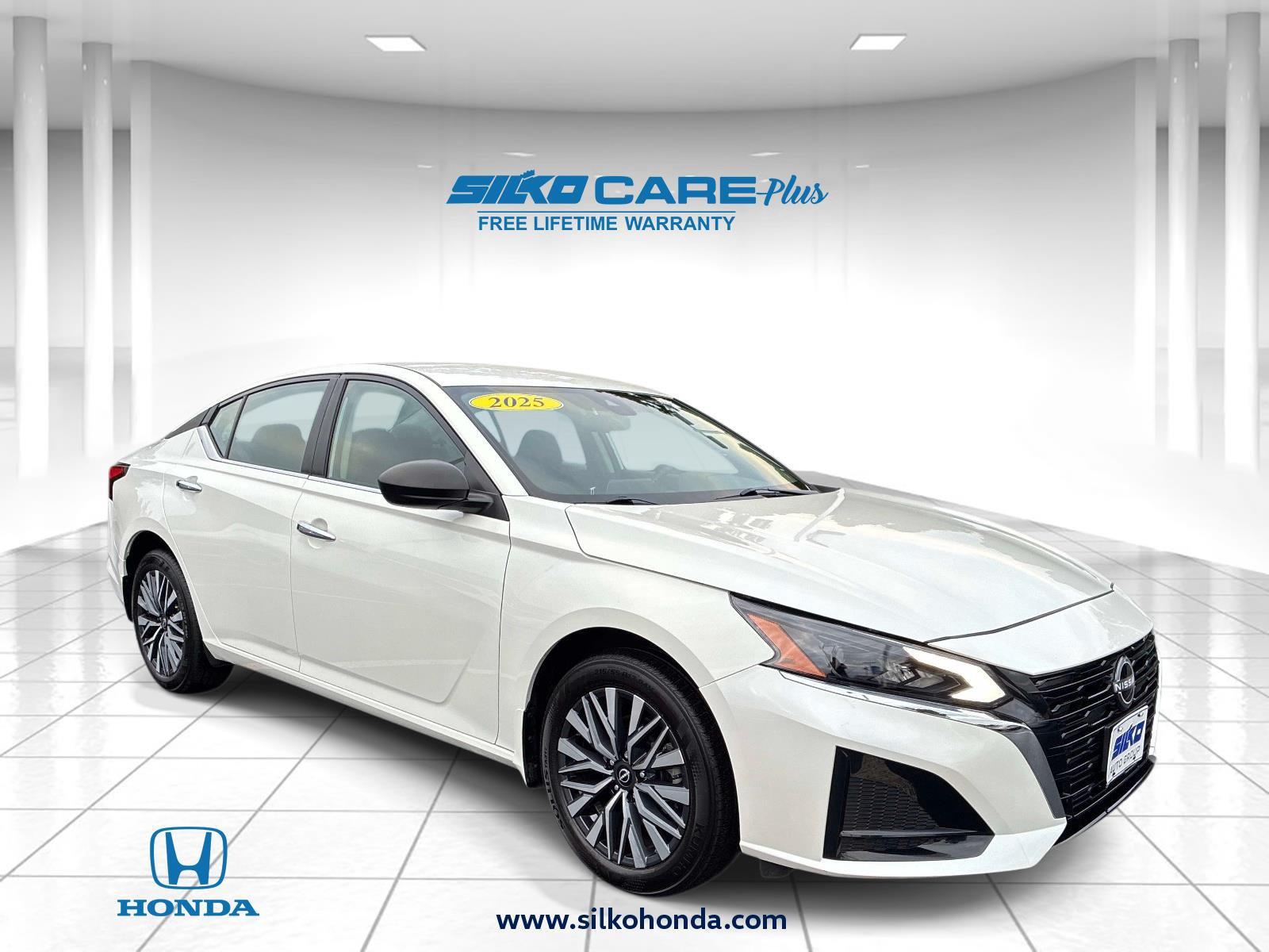 Pearl White Tricoat 2025 Nissan Altima Sedan All-Wheel Drive Continuously Variable Transmission