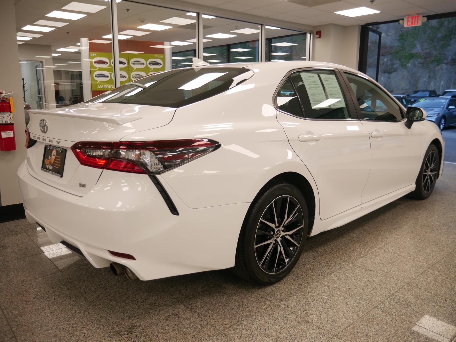 2022 Toyota Camry SE 4