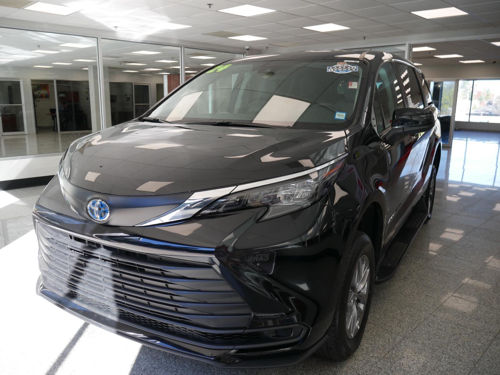 2024 Toyota Sienna LE 3