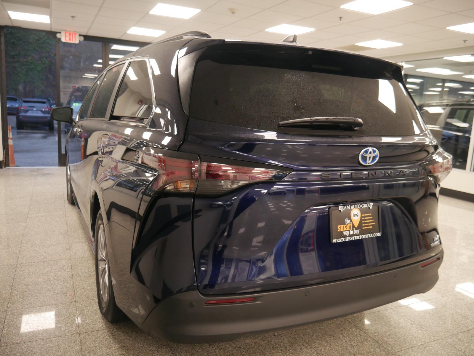 2024 Toyota Sienna XLE 3