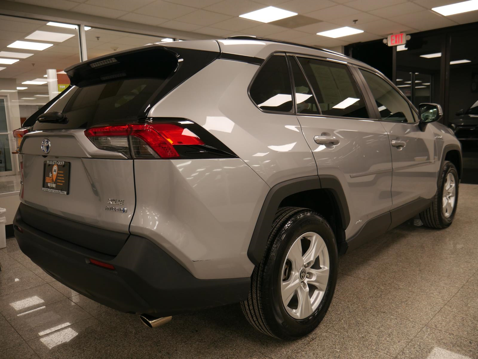 2021 Toyota RAV4 Hybrid XLE 4