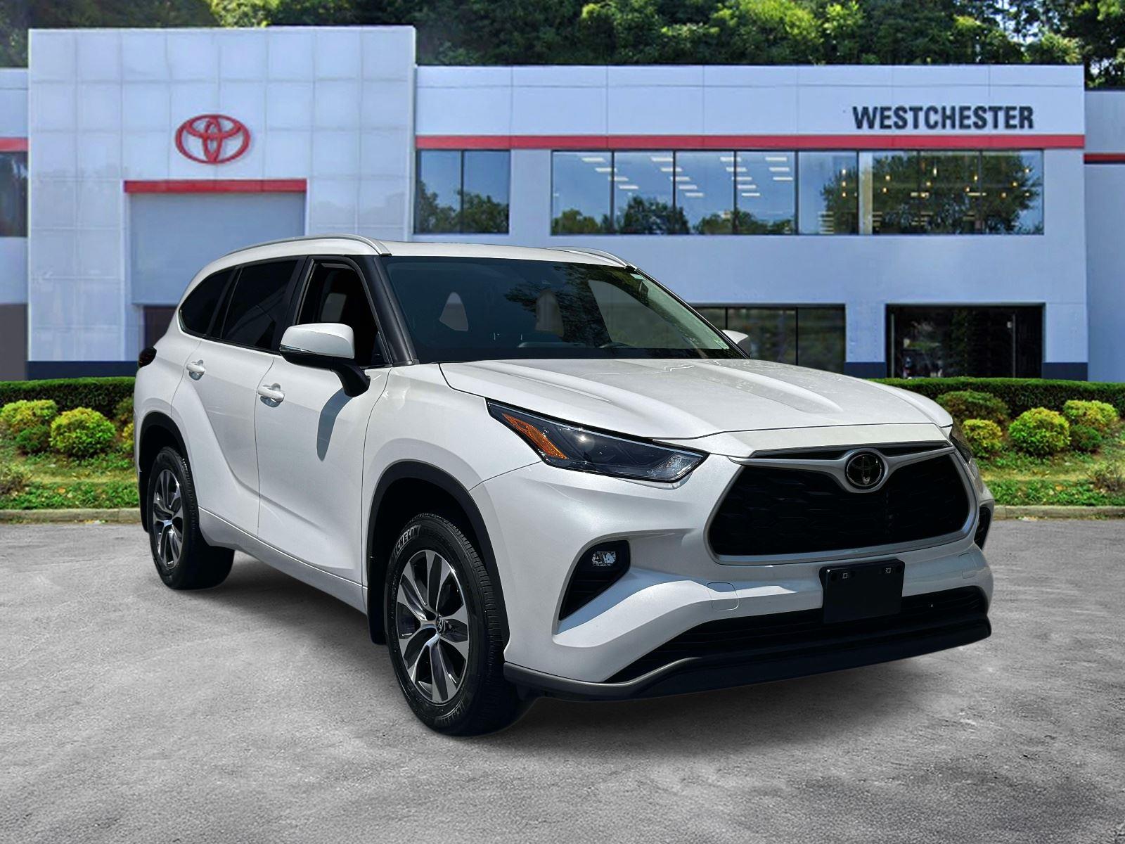 White (Wind Chill Pearl) 2023 Toyota Highlander SUV / Crossover All-Wheel Drive Automatic