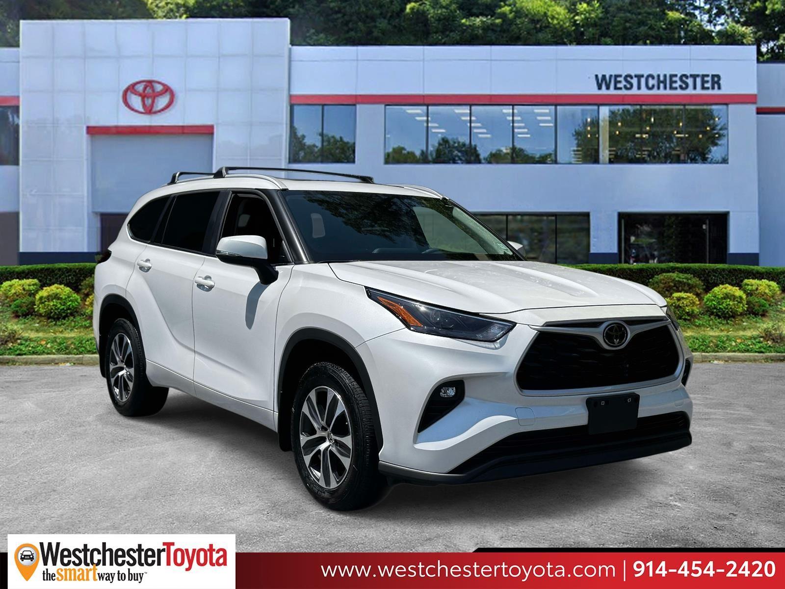 White (Wind Chill Pearl) 2023 Toyota Highlander SUV / Crossover All-Wheel Drive Automatic
