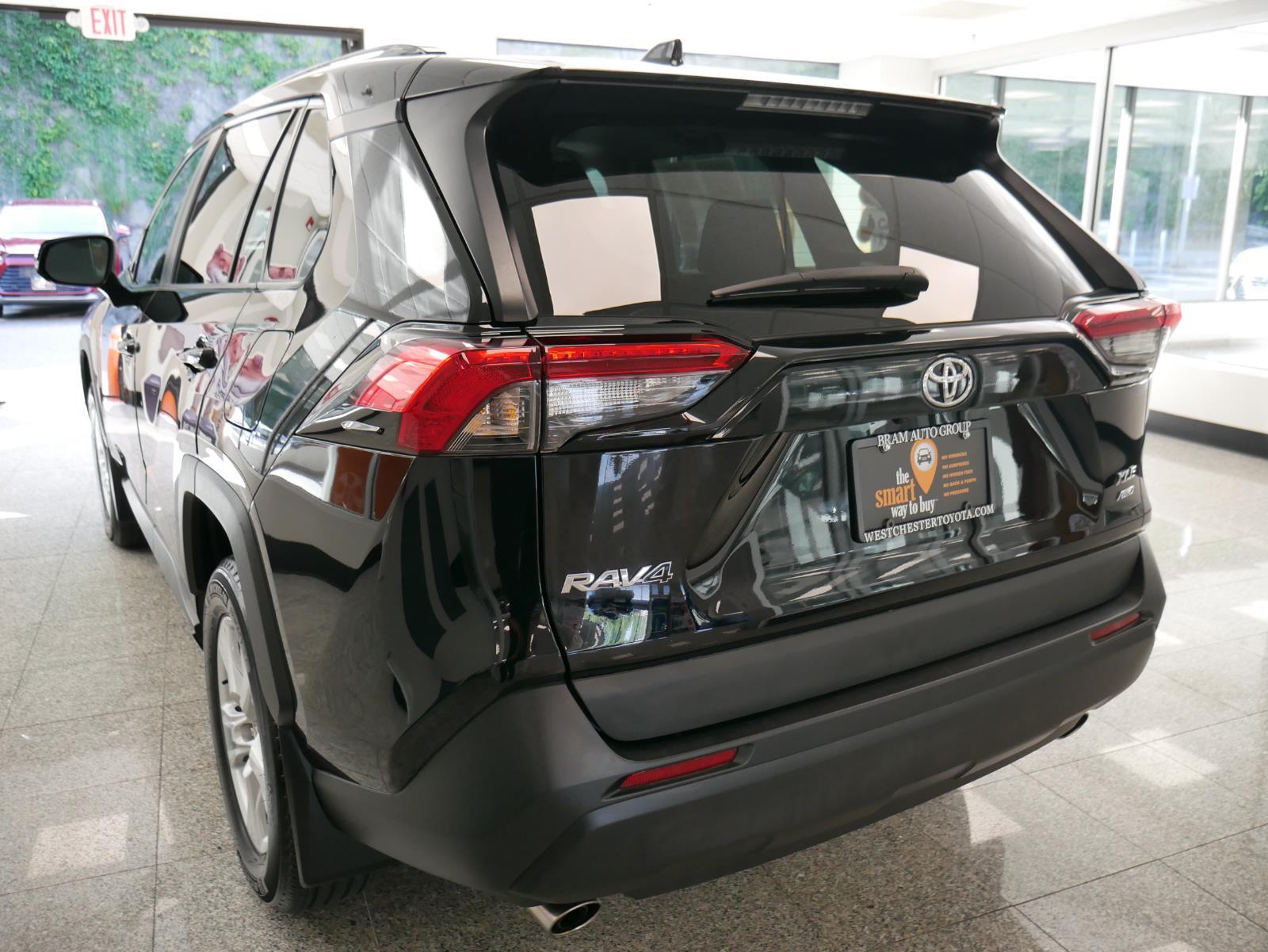 2021 Toyota RAV4 XLE 3