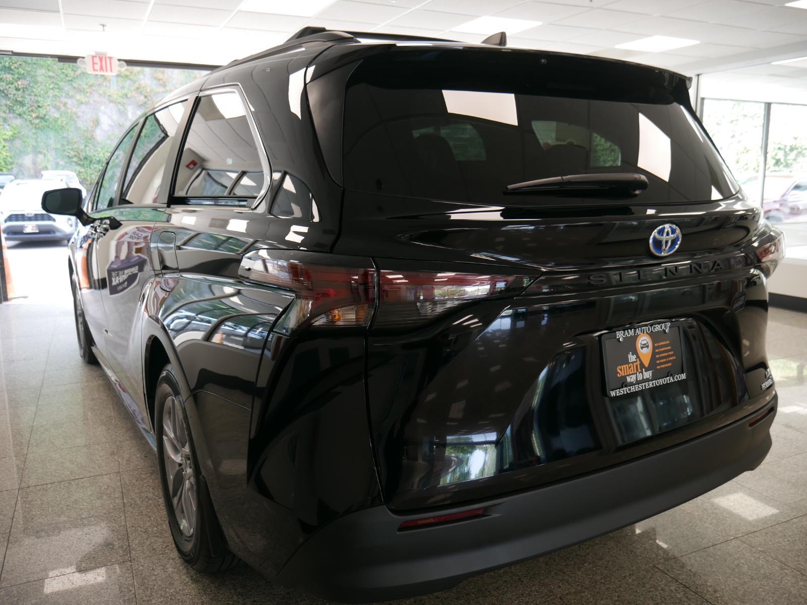 2024 Toyota Sienna LE 3