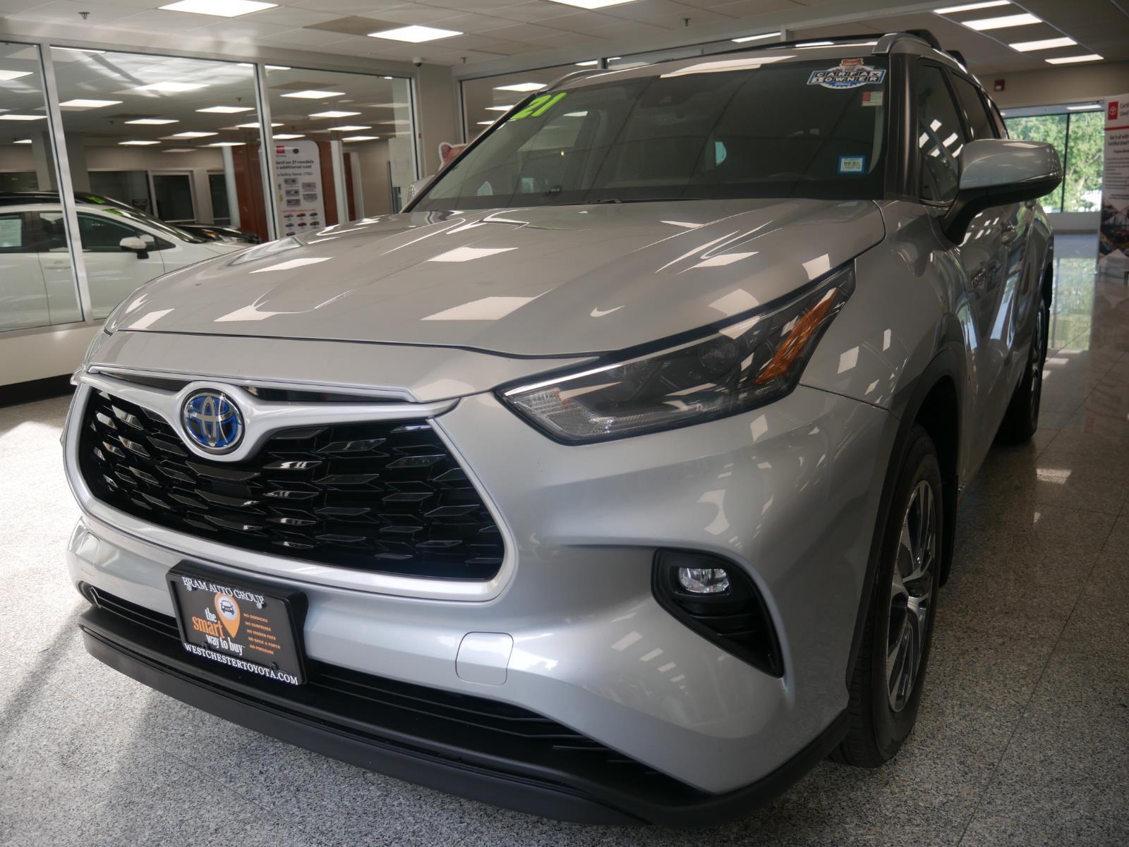 2021 Toyota Highlander Hybrid XLE 2