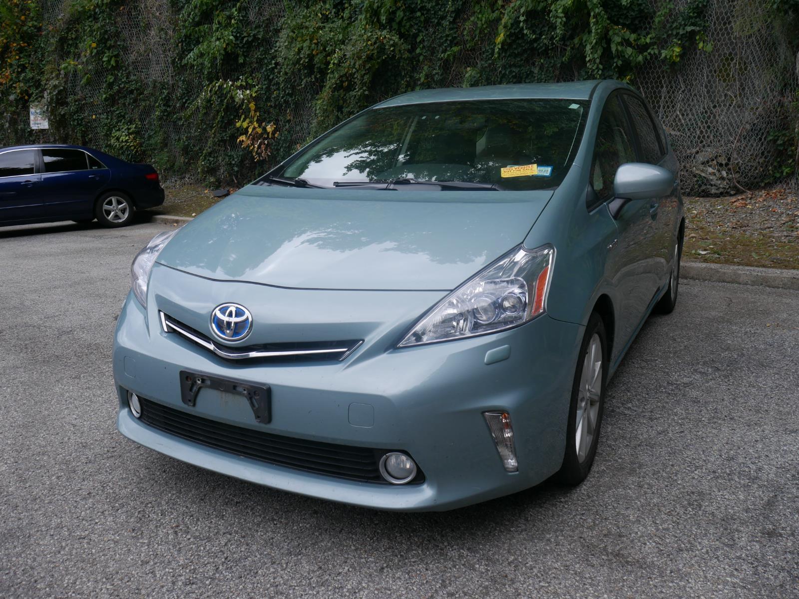 2013 Toyota Prius v Five 2