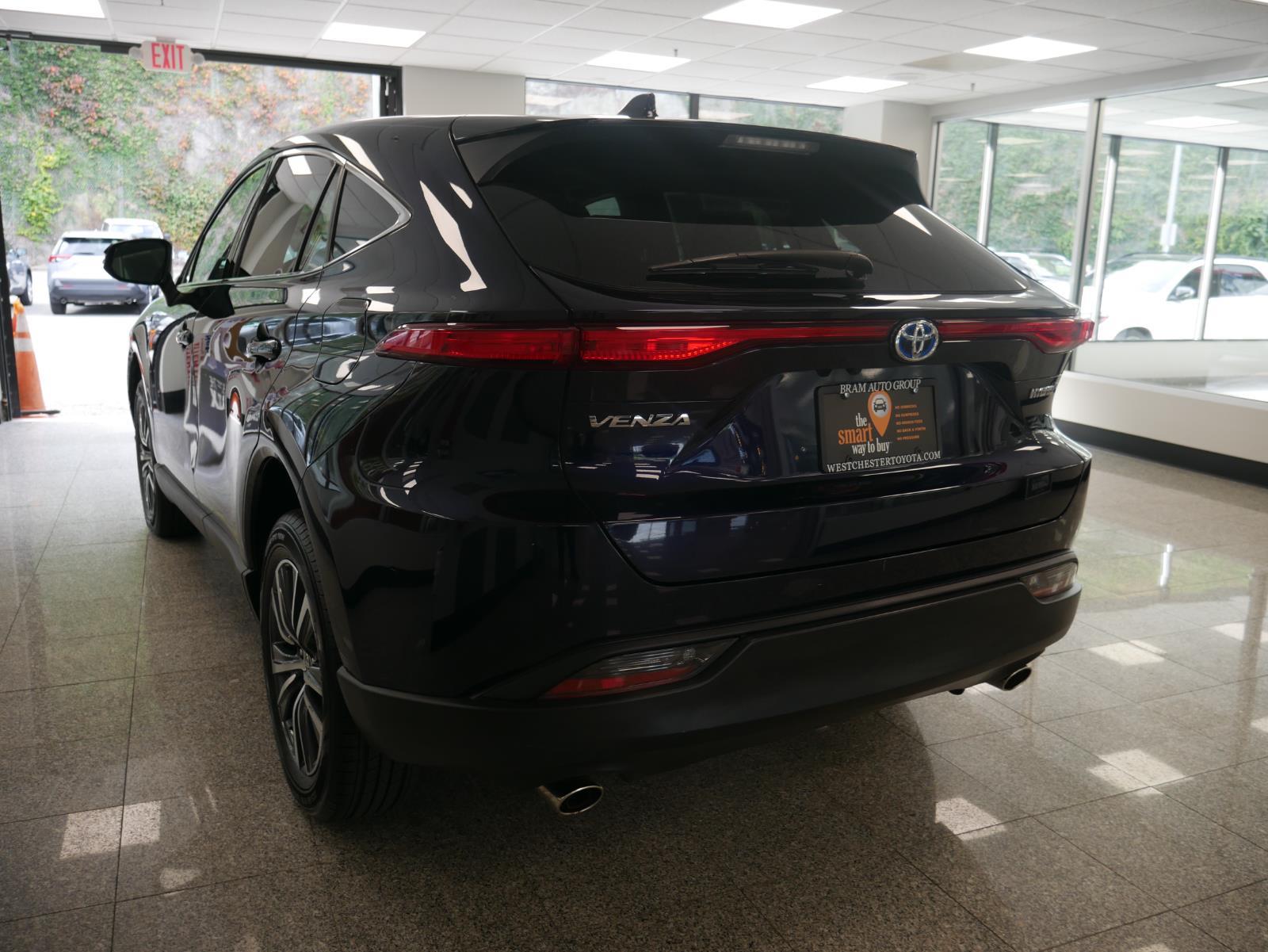 2021 Toyota Venza LE 3