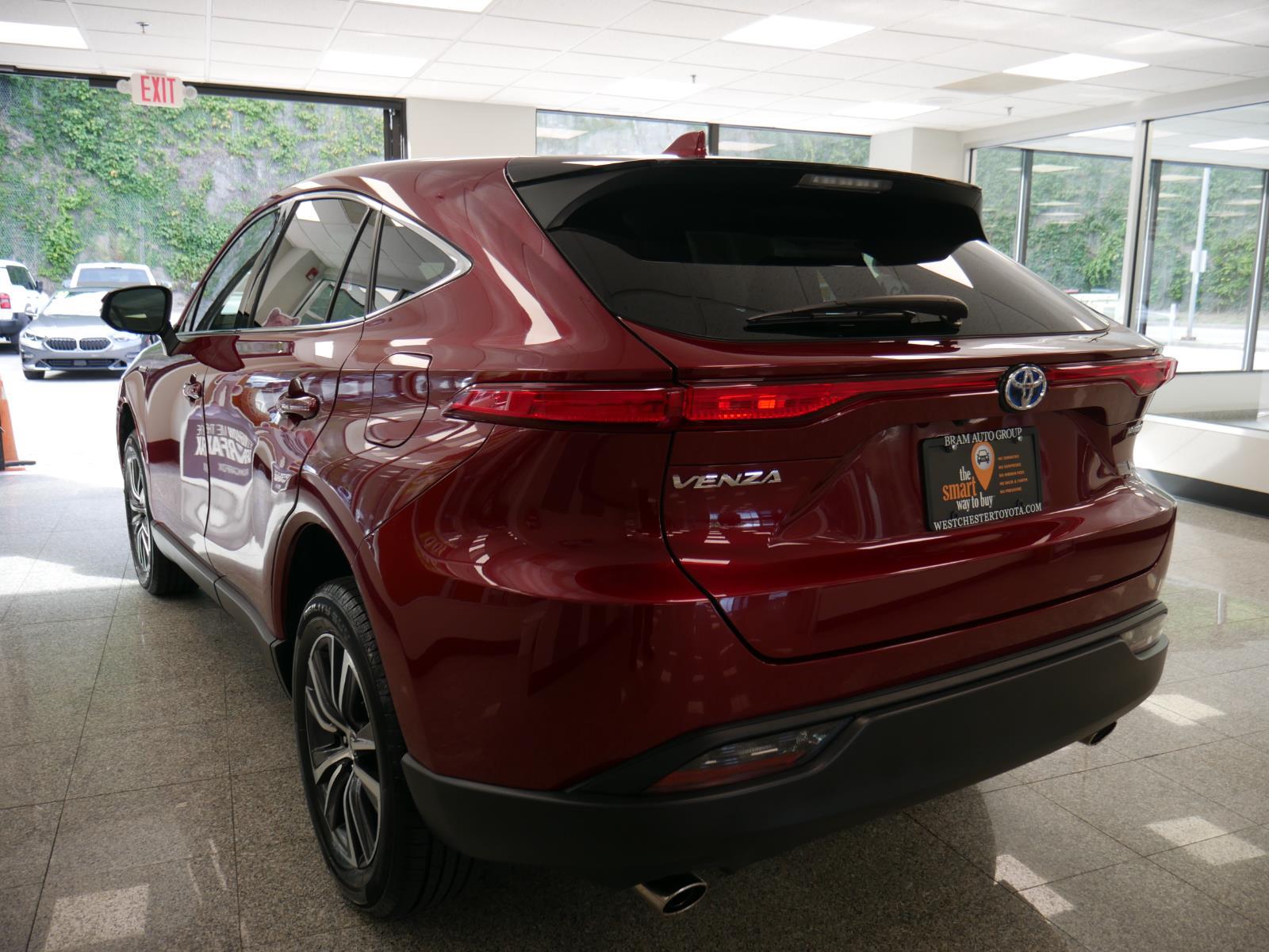 2021 Toyota Venza LE 3