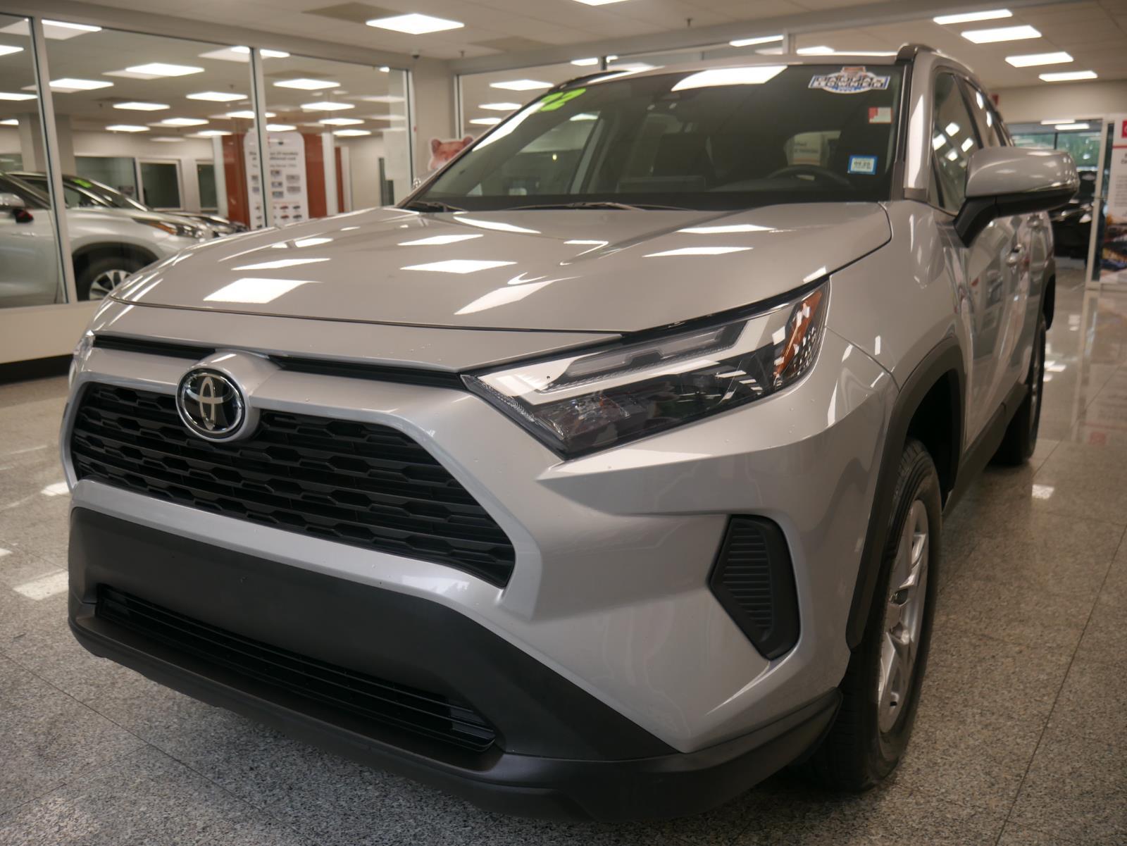 2022 Toyota RAV4 XLE 2