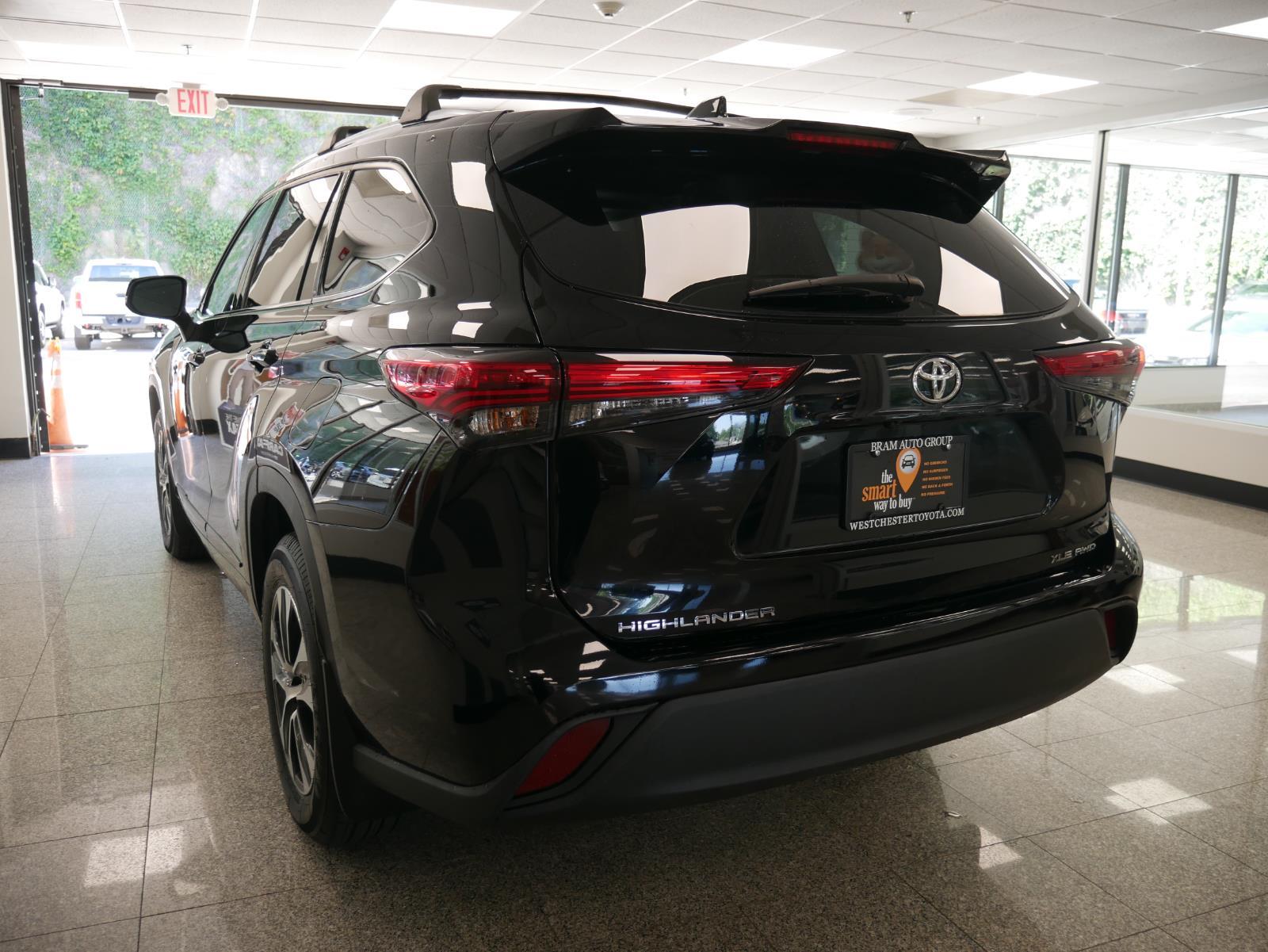 2021 Toyota Highlander XLE 3