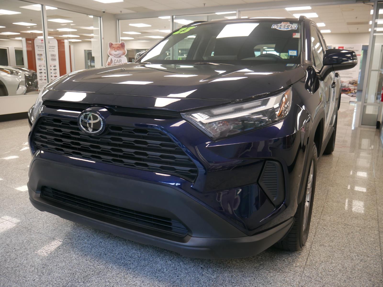 2023 Toyota RAV4 XLE 2