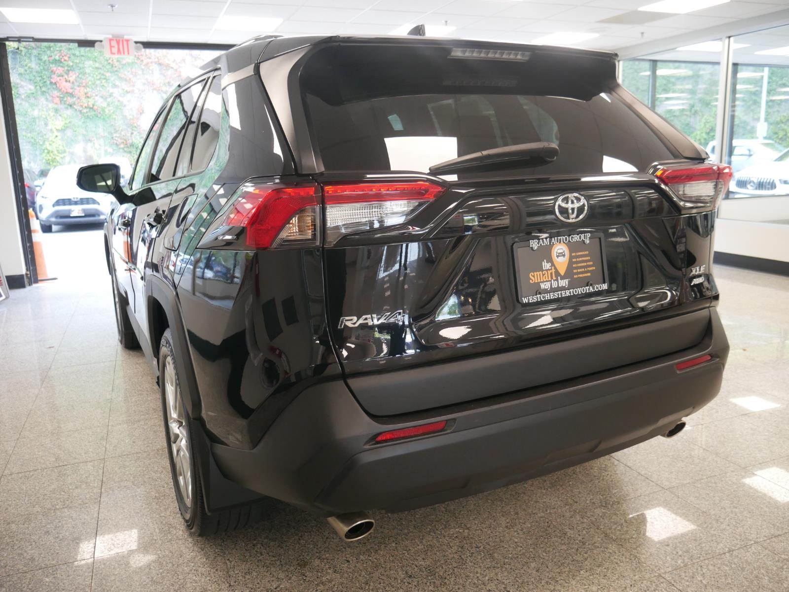 2021 Toyota RAV4 XLE Premium 3