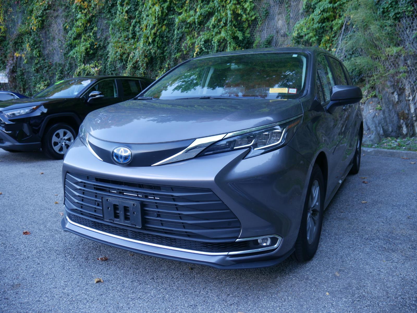 2022 Toyota Sienna XLE 2