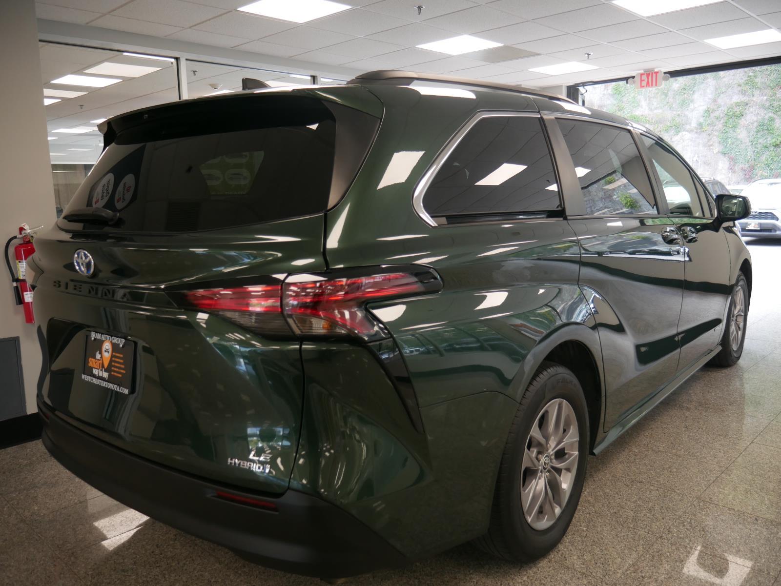 2021 Toyota Sienna LE 3