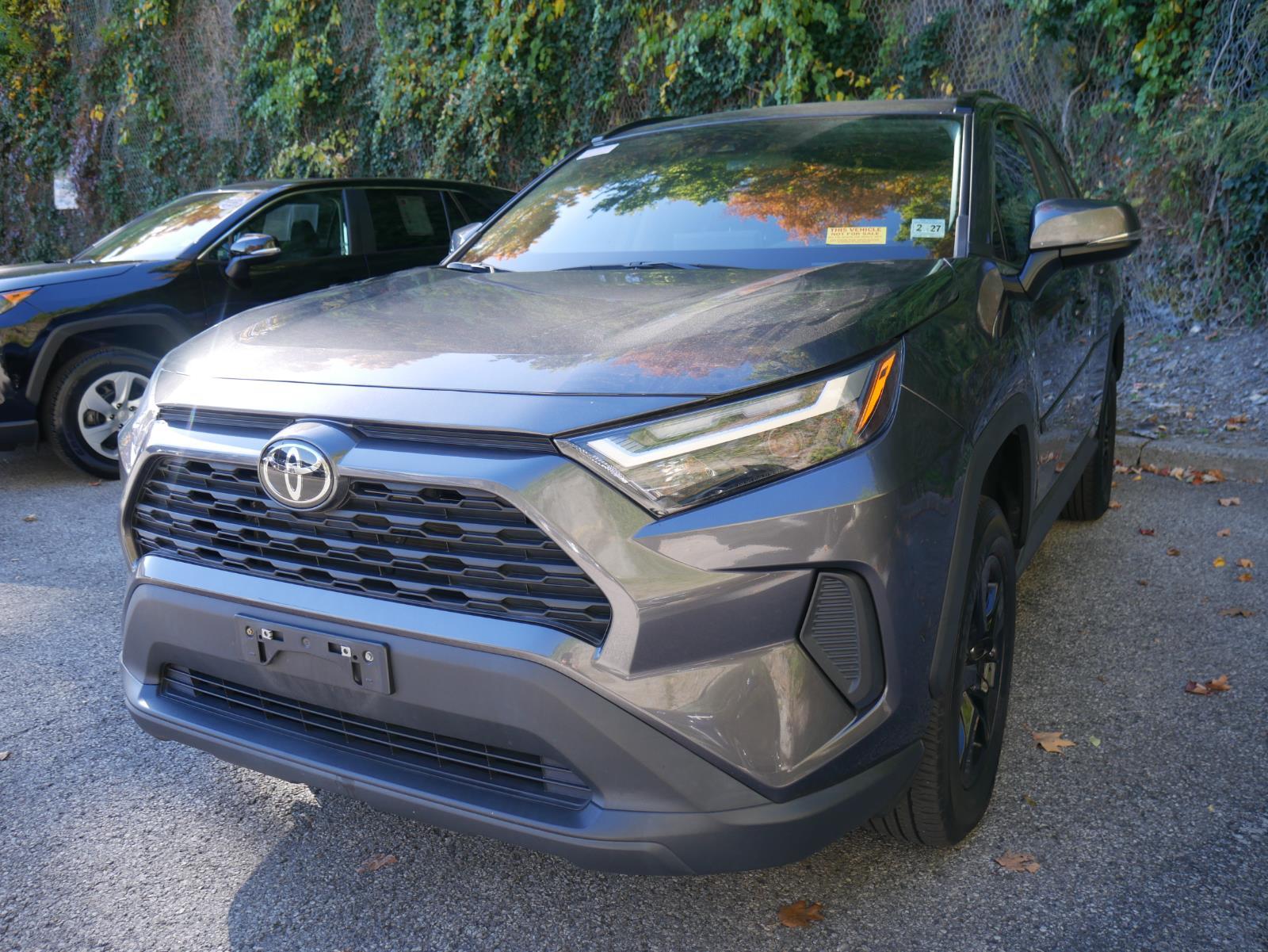 2022 Toyota RAV4 XLE 2