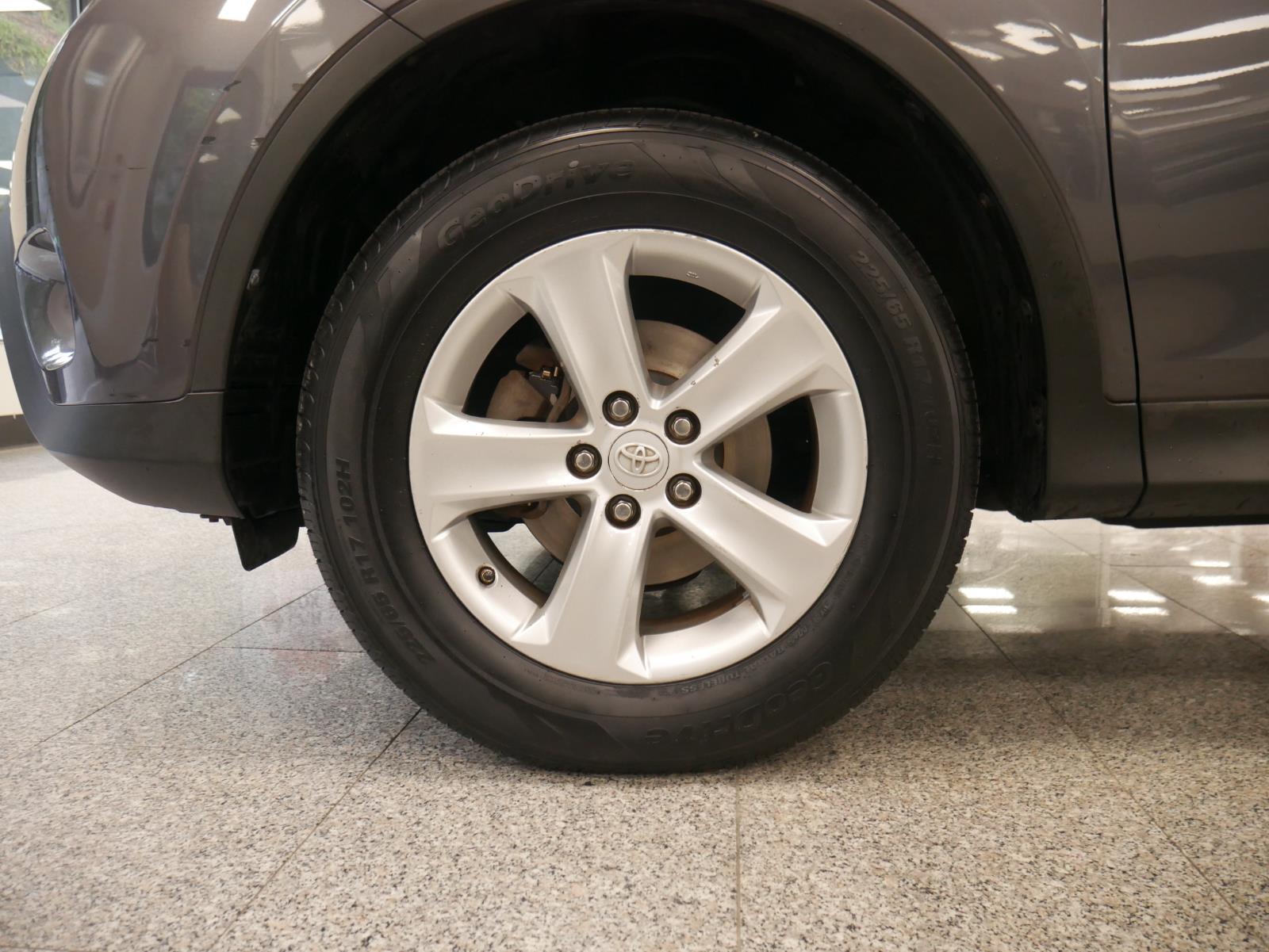 2013 Toyota RAV4 XLE 10