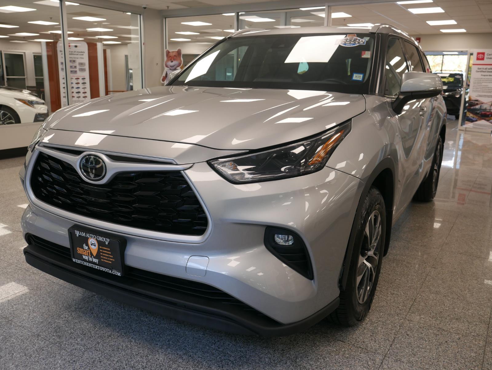 2022 Toyota Highlander XLE 2