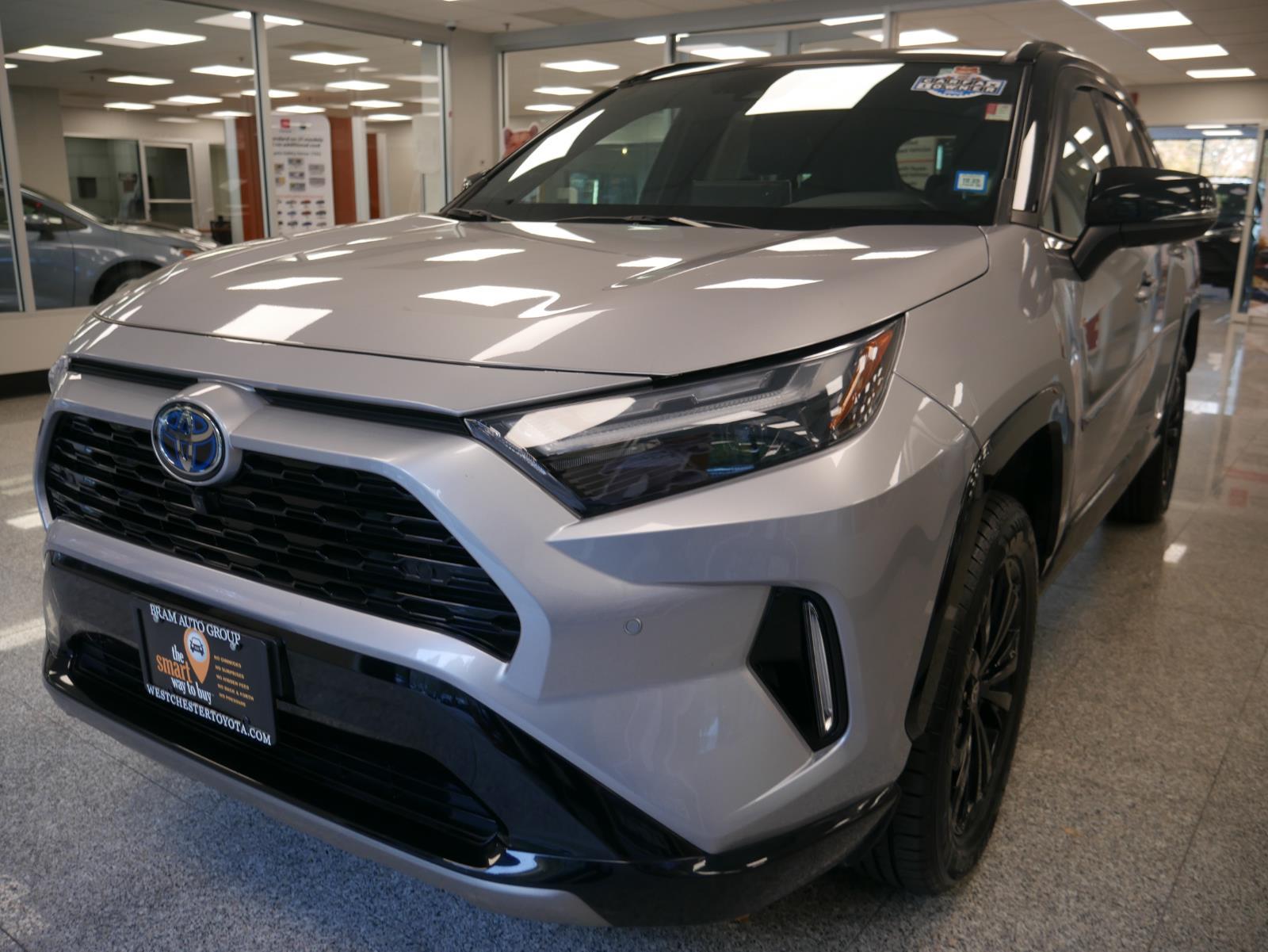 2022 Toyota RAV4 Hybrid XSE 2