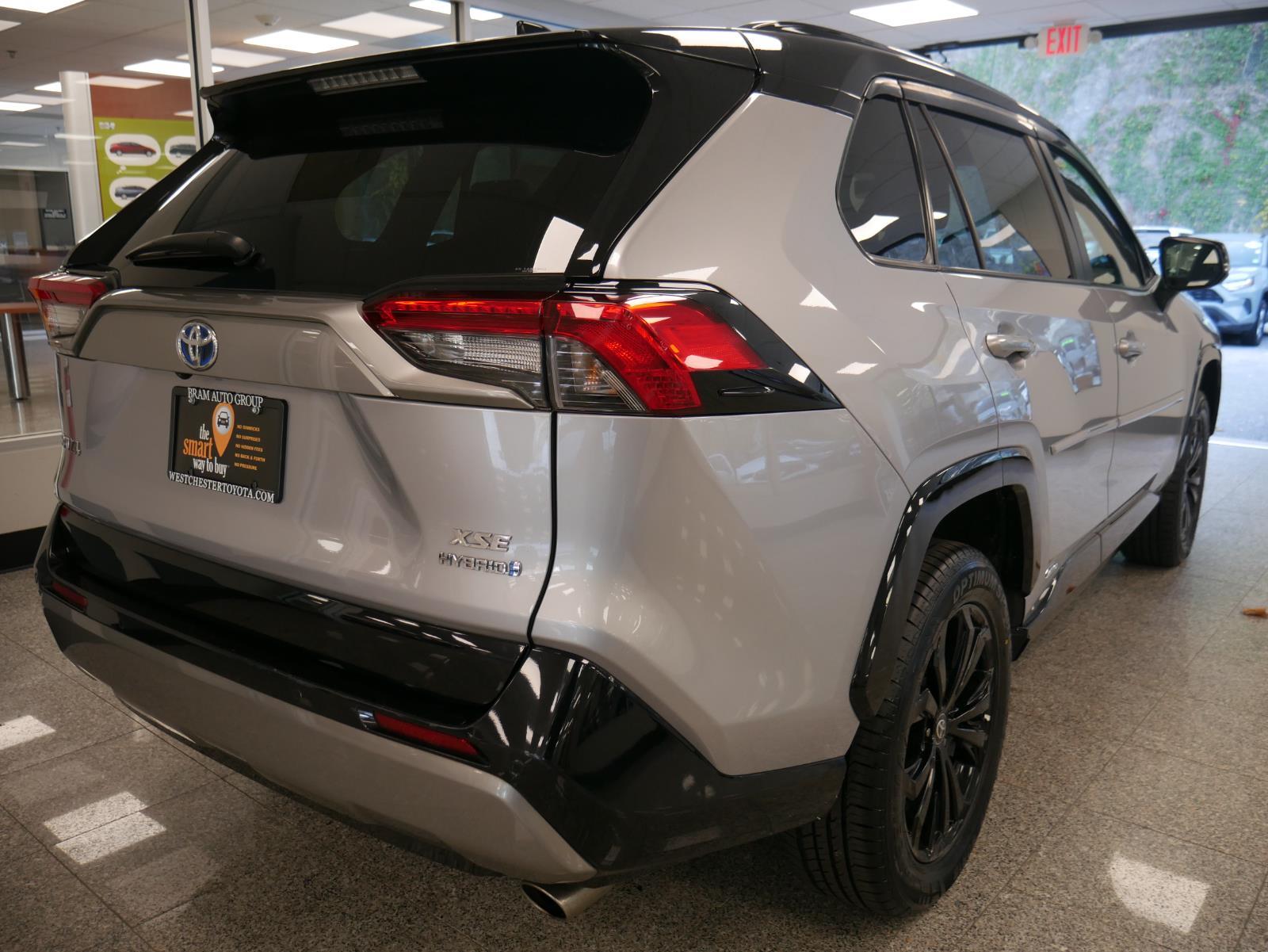 2022 Toyota RAV4 Hybrid XSE 4